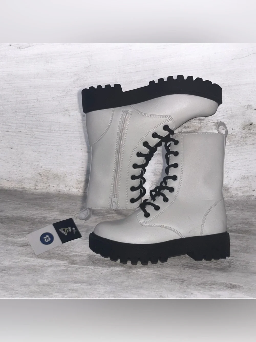 🎨 art class 🎨 White Combat Boots with Black Lug Sole Girls Size 13
